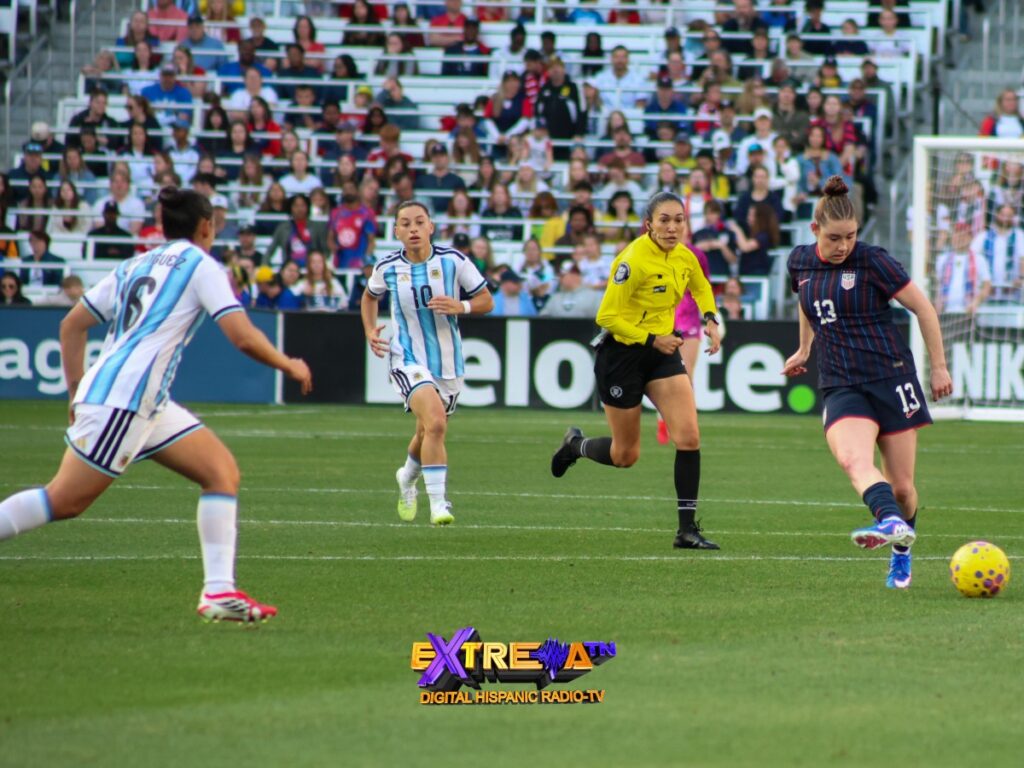Olivia Moultrie conduce el balón para USA ante la marca de Argentina en GEODIS Park durante la Copa SheBelieves 2026