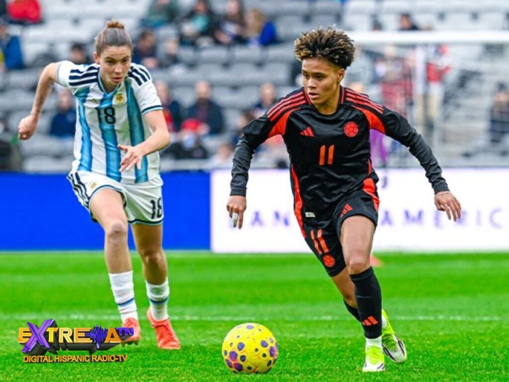 Jugadora de Colombia conduce el balón ante la marca de Argentina durante la victoria 1-0 en la Copa SheBelieves 2026