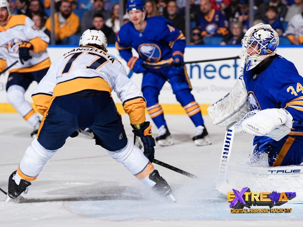 Luke Evangelista de los Nashville Predators enfrenta al portero Alex Lyon de los Buffalo Sabres en el KeyBank Center en la NHL 2026