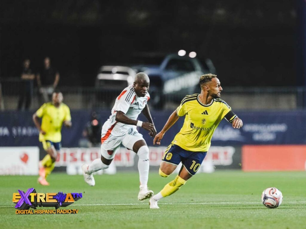Hany Mukhtar conduce el balón para Nashville SC ante la marca de FC Dallas en Toyota Stadium en la Jornada 2 del MLS 2026