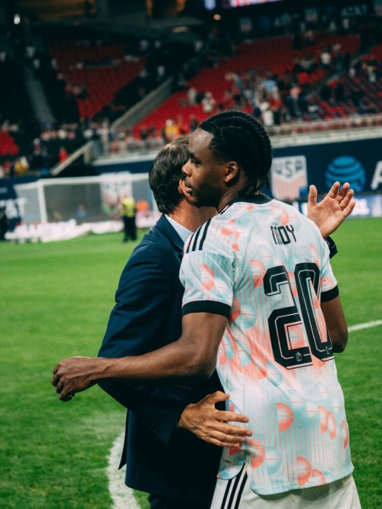 Integrante del cuerpo técnico de Bélgica con Nathan Ngoy tras el amistoso ante el USMNT Copa del Mundo en Atlanta