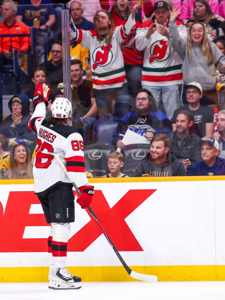 Jack Hughes de New Jersey Devils celebra ante la afición en el Bridgestone Arena frente a los Predators Nashville NHL