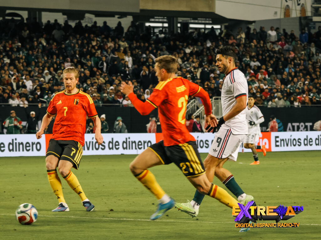 Raúl Jiménez de México disputa el balón con defensas de Bélgica en el Soldier Field de Chicago con Kevin De Bruyne al fondo