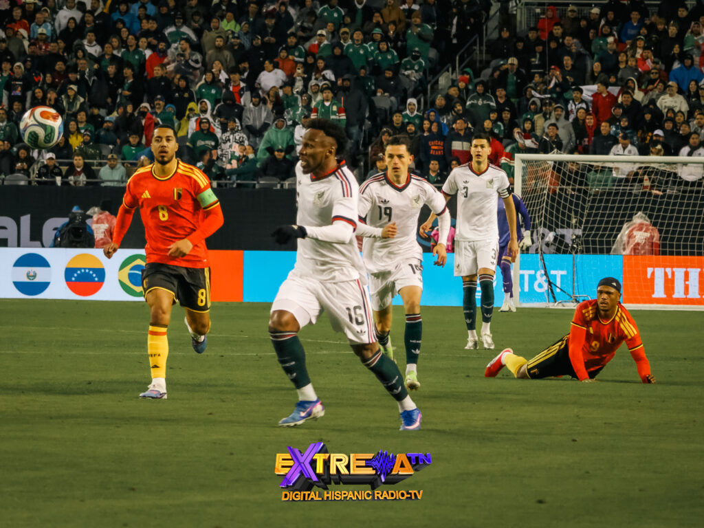 Julián Quiñones de México en acción ofensiva cerca del área de Bélgica en el Soldier Field de Chicago