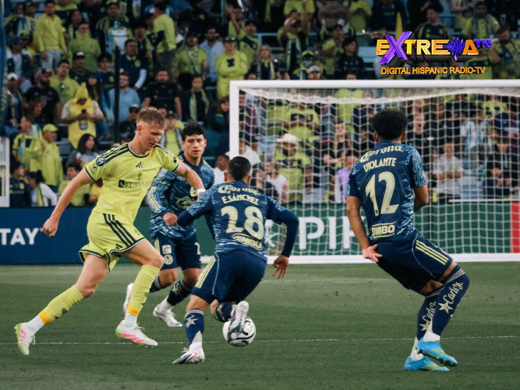 Sam Surridge Jugador de Nashville SC presiona a Erick Sánchez y Violante del Club América en el GEODIS Park durante la Concacaf Champions Cup 2026