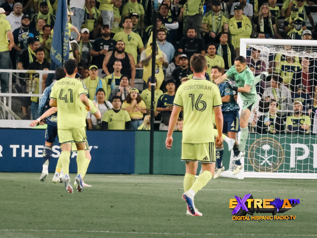 Madrigal y Corcoran de Nashville SC presionan al portero del Club América en el GEODIS Park durante la Concacaf Champions Cup 2026