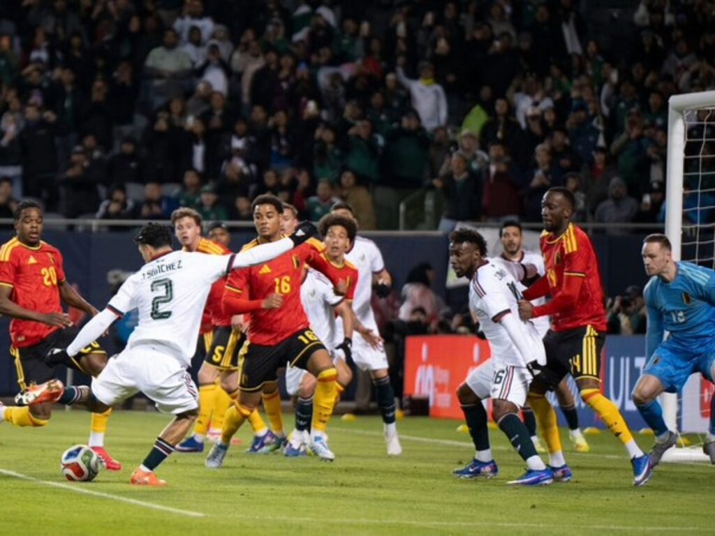 Jorge Sánchez de México remata ante la portería de Bélgica en el Soldier Field de Chicago durante el amistoso de preparación para el Mundial 2026