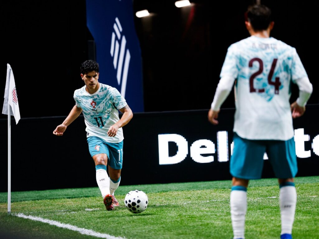 Francisco Trincão de Portugal conduce el balón en banda durante el amistoso ante el USMNT en el Mercedes-Benz Stadium de Atlanta