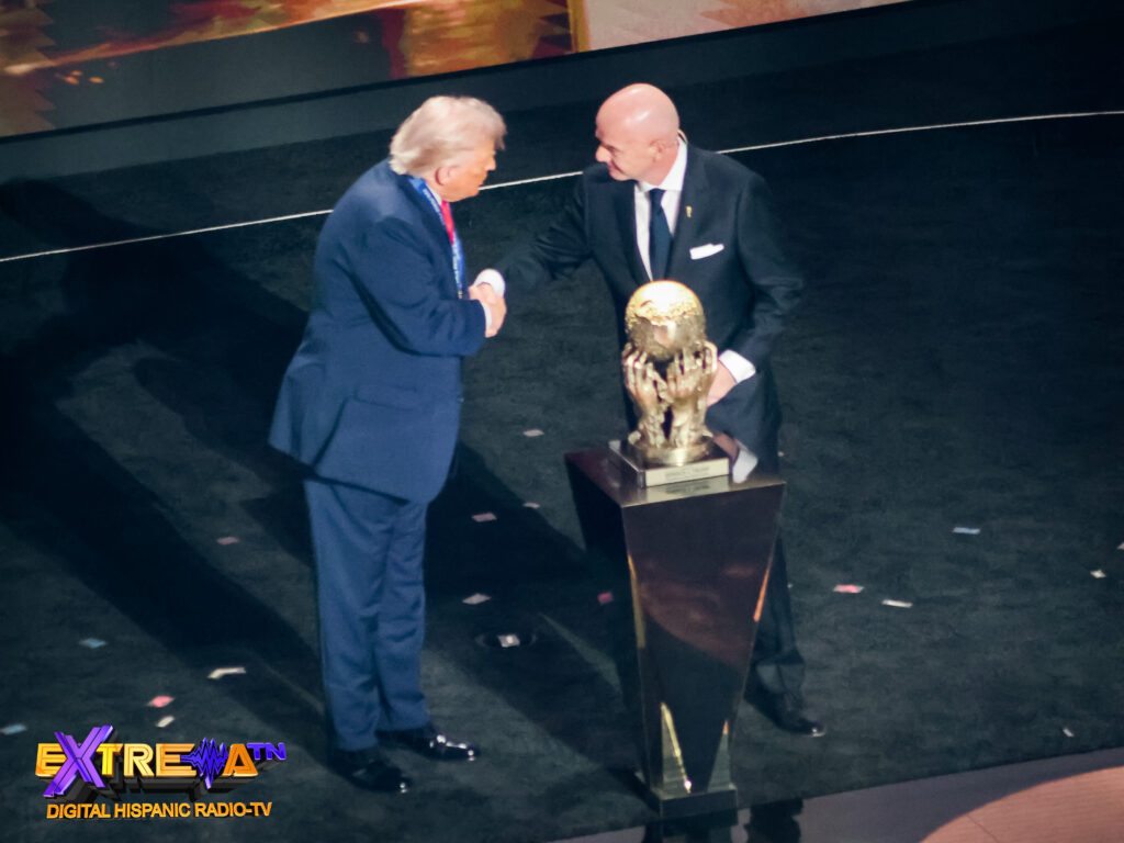 Donald Trump estrecha la mano con Gianni Infantino en el sorteo de la Copa Mundial 2026