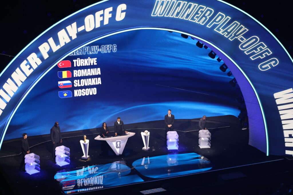 Plano general del escenario del sorteo de la Copa Mundial 2026 con la pantalla de los repechajes Winner Play-Off C