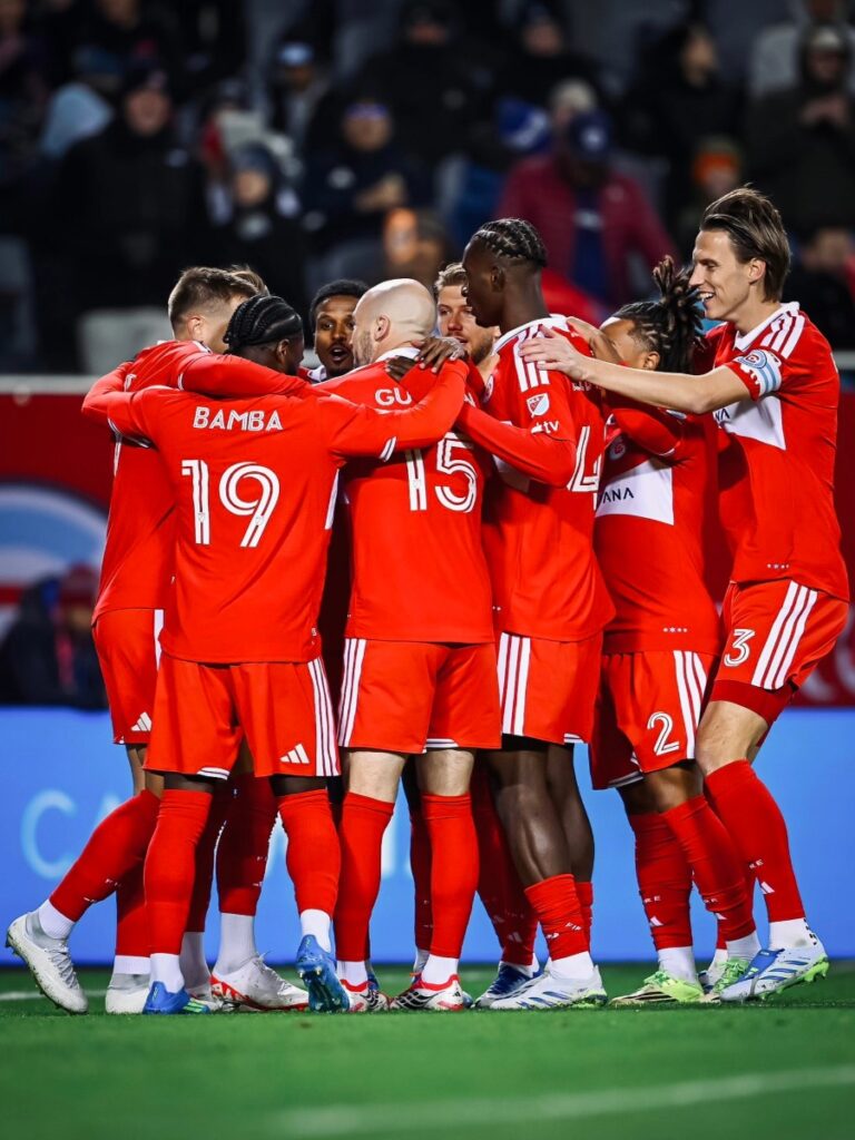 Jugadores del Chicago Fire celebran el gol de Zinckernagel ante Nashville SC en el Soldier Field durante la MLS 2026