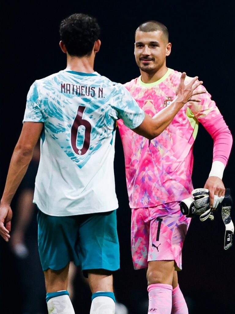 Matheus Nunes y el portero de Portugal se saludan al final del amistoso ante el USMNT en el Mercedes-Benz Stadium de Atlanta