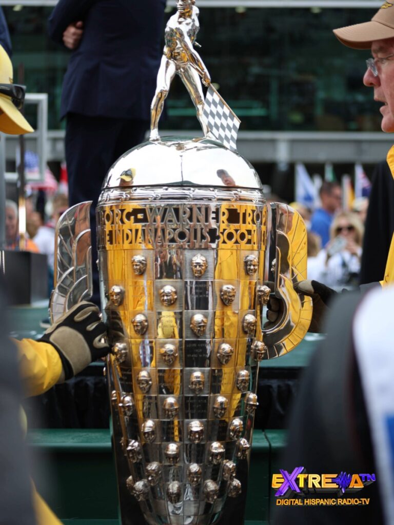 Trofeo Borg-Warner de la Indy 500 con la inscripción Indianapolis 500 visible en el Indianapolis Motor Speedway