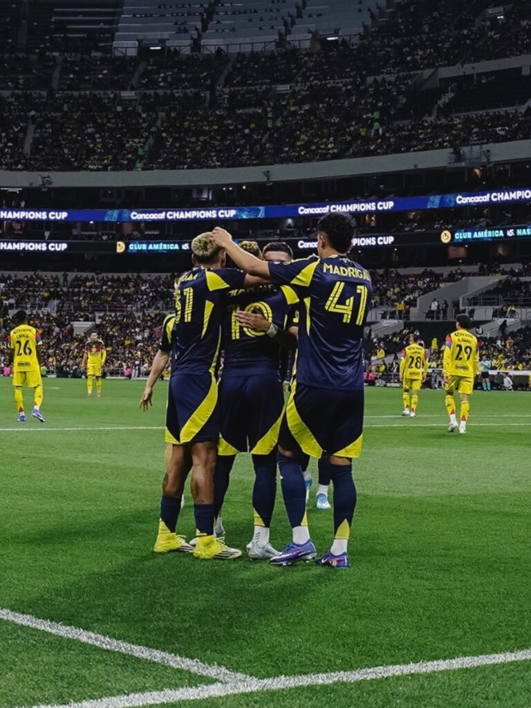 Jugadores de Nashville SC celebran la clasificación ante Club América en el Estadio Banorte con el marcador de la Concacaf Champions Cup 2026 al fondo