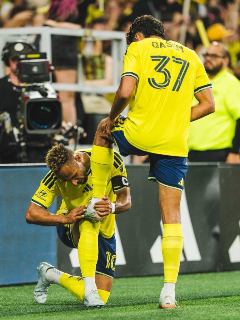 Hany Mukhtar y Ahmed Qasem celebrando un gol de Nashville SC contra Charlotte FC
