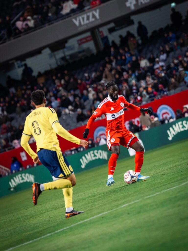 Jugador del Chicago Fire conduce el balón ante la presión de Nashville SC en el Soldier Field durante la MLS 2026