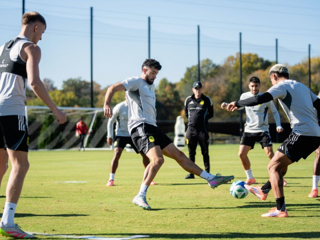 Jugadores de Nashville SC en sesión de entrenamiento previa al duelo ante Chicago Fire en el Soldier Field — MLS 2026