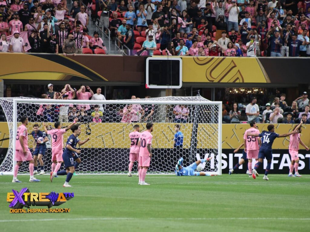 Jugadores del Inter Miami con manos en la cabeza tras uno de los goles del PSG con Messi #10 visible en el área durante el Mundial de Clubes FIFA 2025 en Atlanta