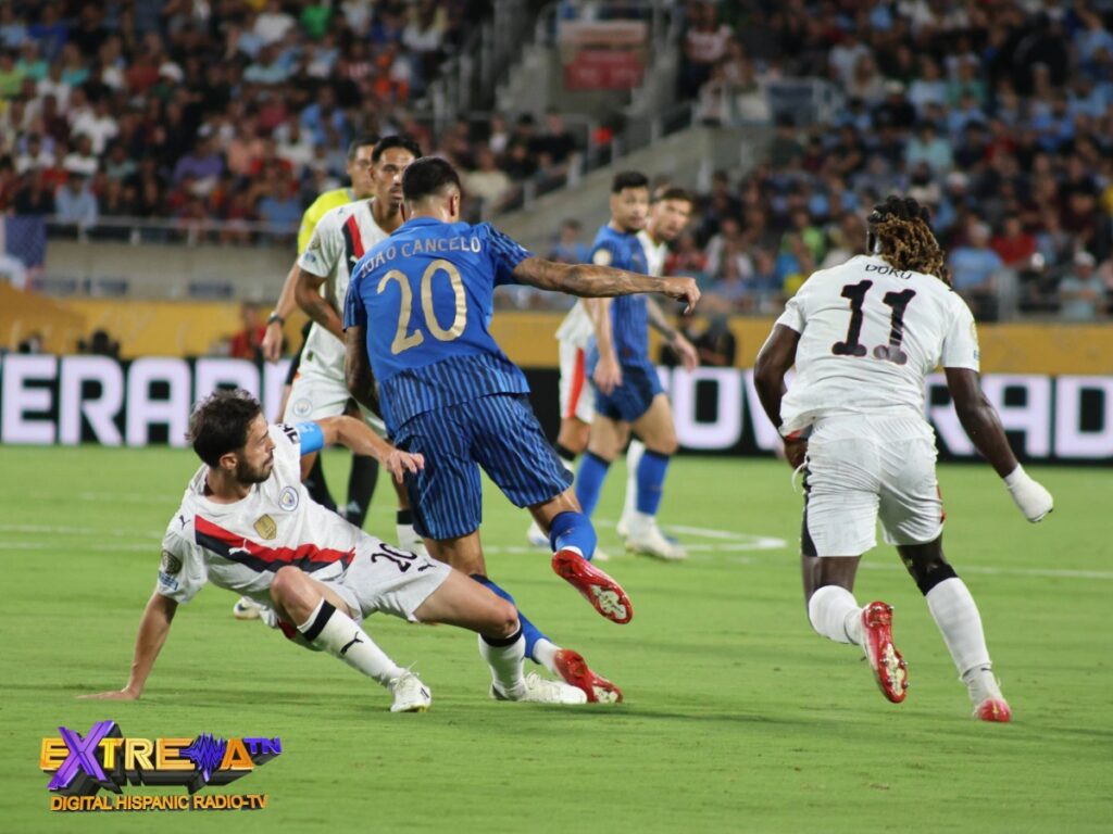 João Cancelo marca a Doku en el duelo Al-Hilal vs Manchester City Mundial de Clubes 2025