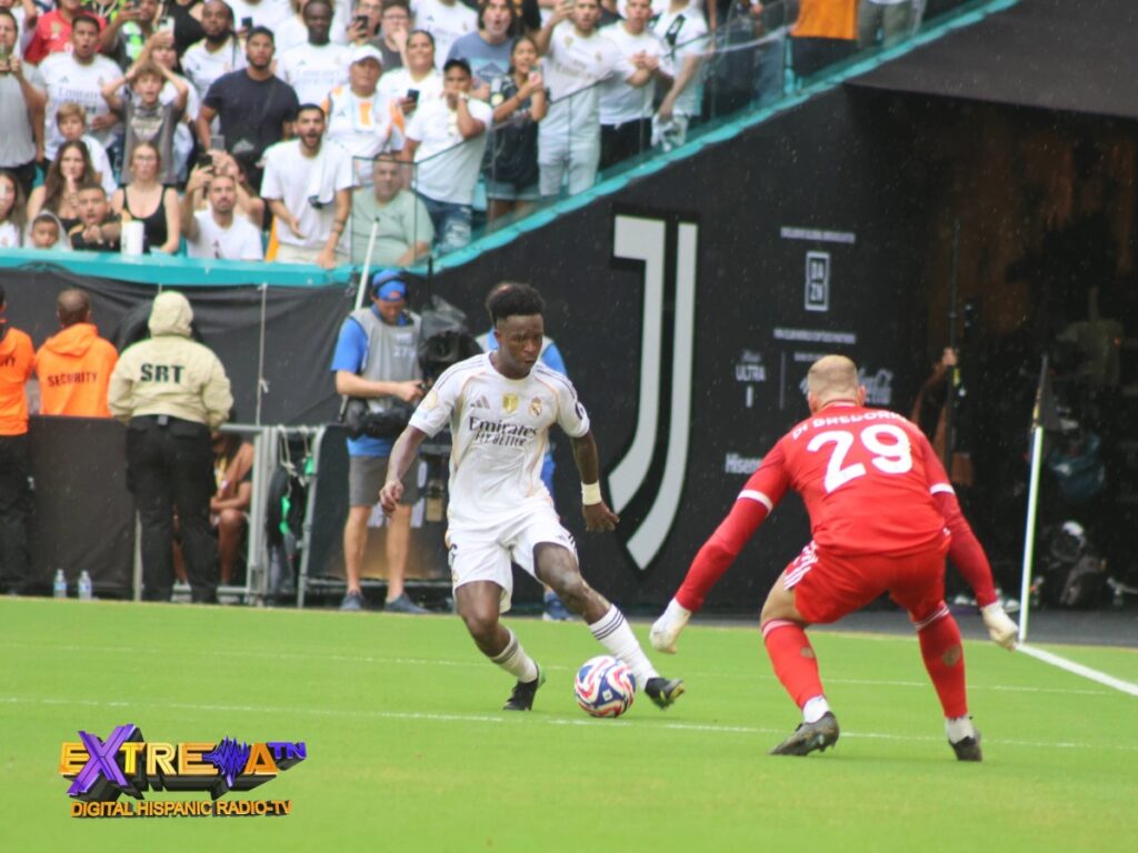 Vinícius Júnior dispara ante la salida del portero de la Juventus en el Mundial de Clubes 2025