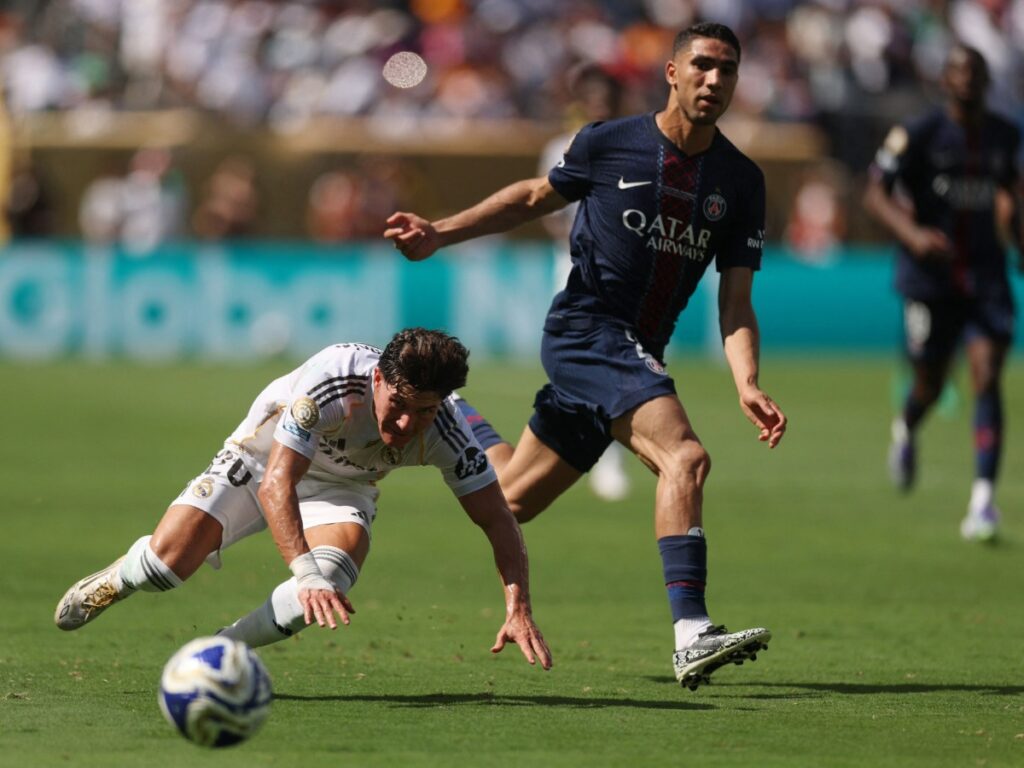 Fran García cae al suelo ante la marca del PSG durante la semifinal del Mundial de Clubes 2025