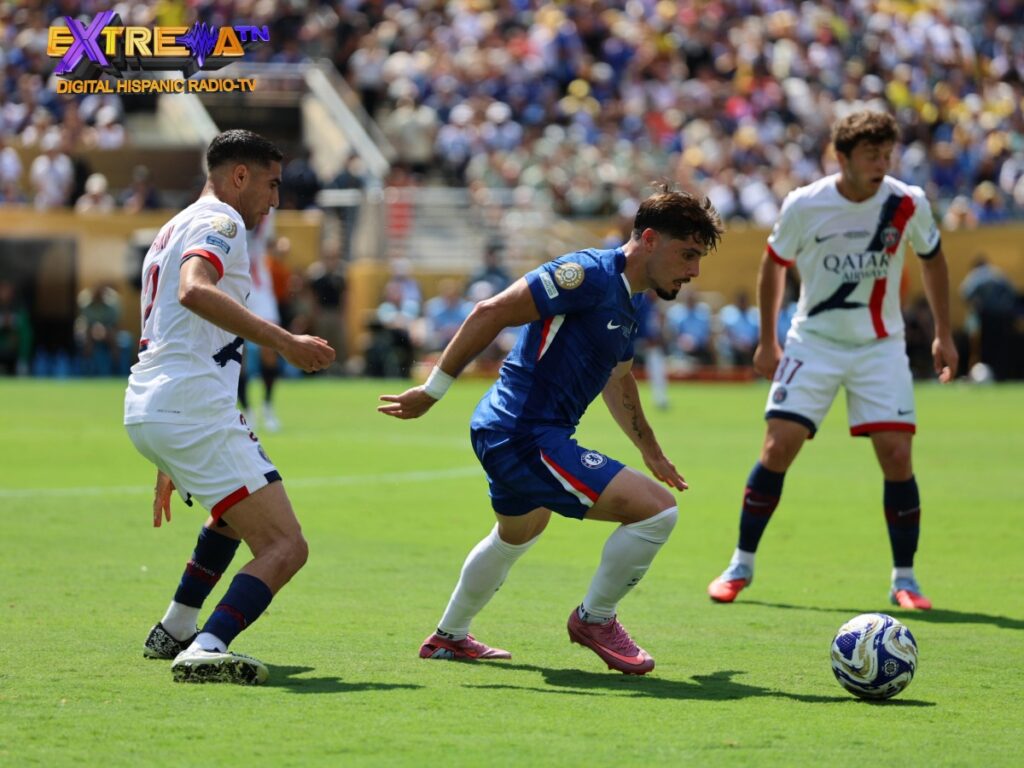 Jugador del Chelsea disputa el balón ante Achraf Hakimi del PSG en la final del Mundial de Clubes 2025