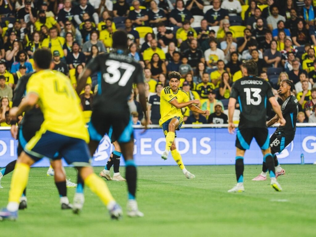 Jugador de Nashville SC rematando ante la defensa de Charlotte FC en el GEODIS Park