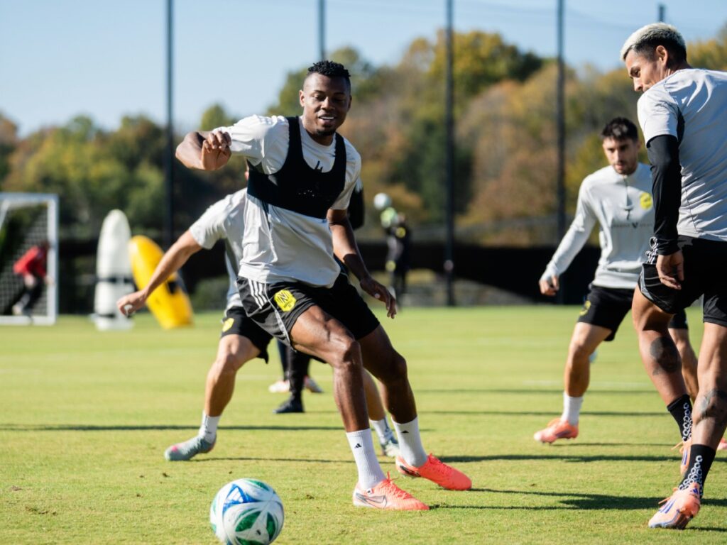 Jugador de Nashville SC conduce el balón en duelo durante el entrenamiento