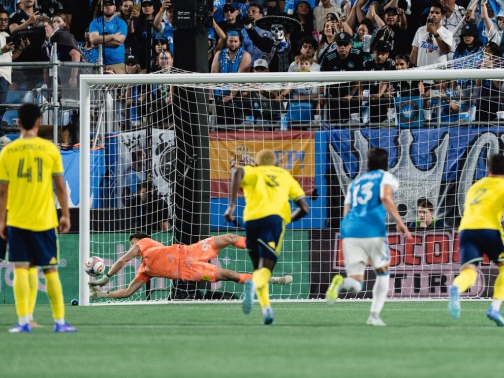 Brian Schwake de Nashville SC ataja el penal de Idan Toklomati del Charlotte FC en el Bank of America Stadium durante la MLS 2026