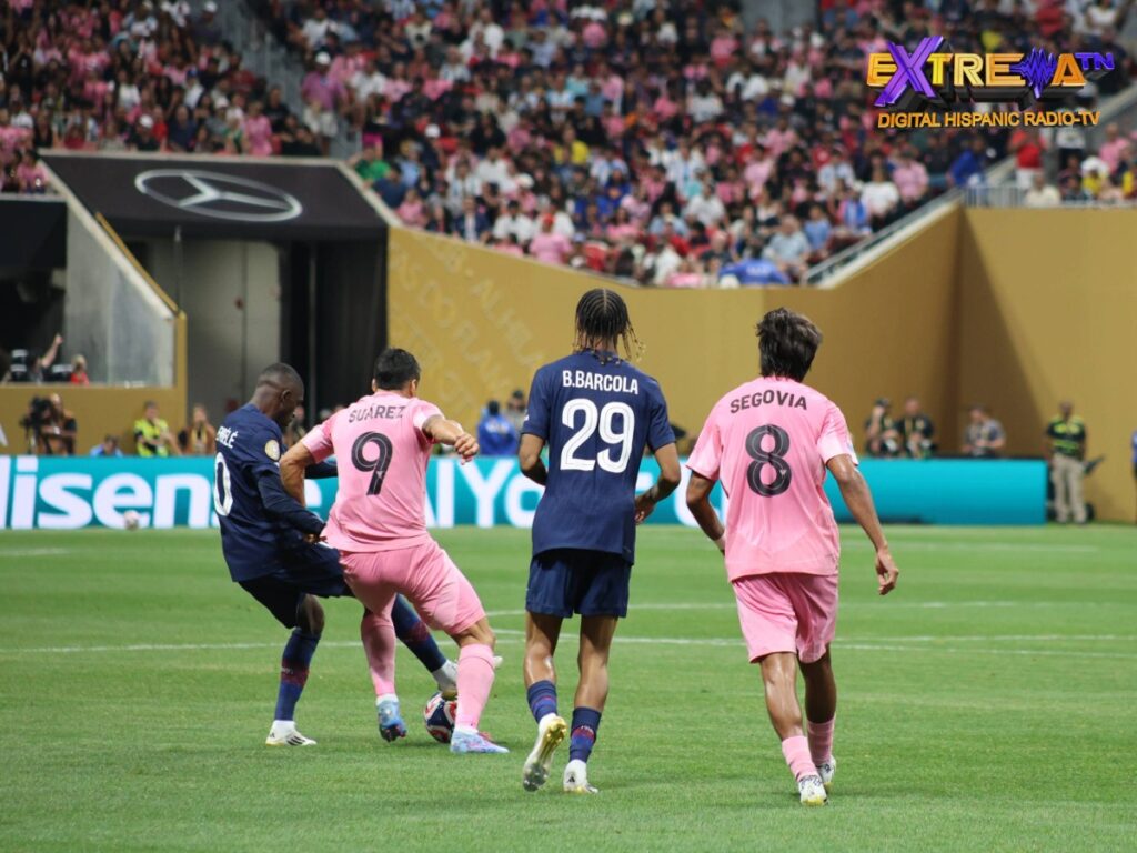 Luis Suárez del Inter Miami disputa el balón con Barcola del PSG con Hakimi visible durante el Mundial de Clubes FIFA 2025 en el Mercedes-Benz Stadium de Atlanta