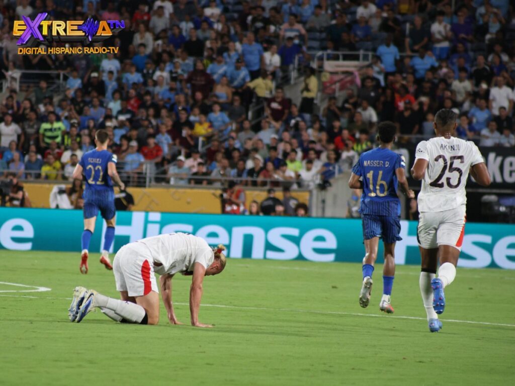 Jugador del Manchester City de rodillas tras la derrota en prórroga ante Al-Hilal en Orlando