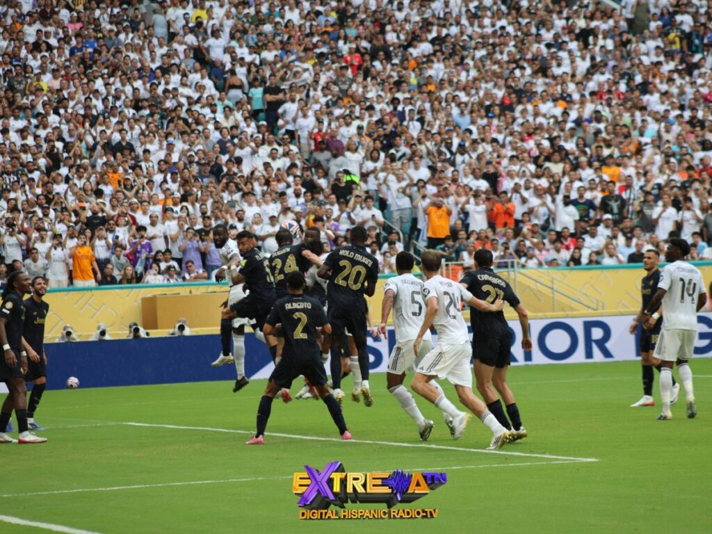 Jugadores del Real Madrid y Juventus saltan en un córner durante el partido del Mundial de Clubes 2025