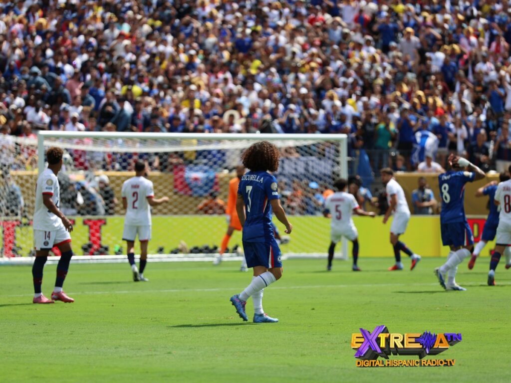 Marc Cucurella y defensa del Chelsea celebrando frente al arco en la final del Mundial de Clubes 2025