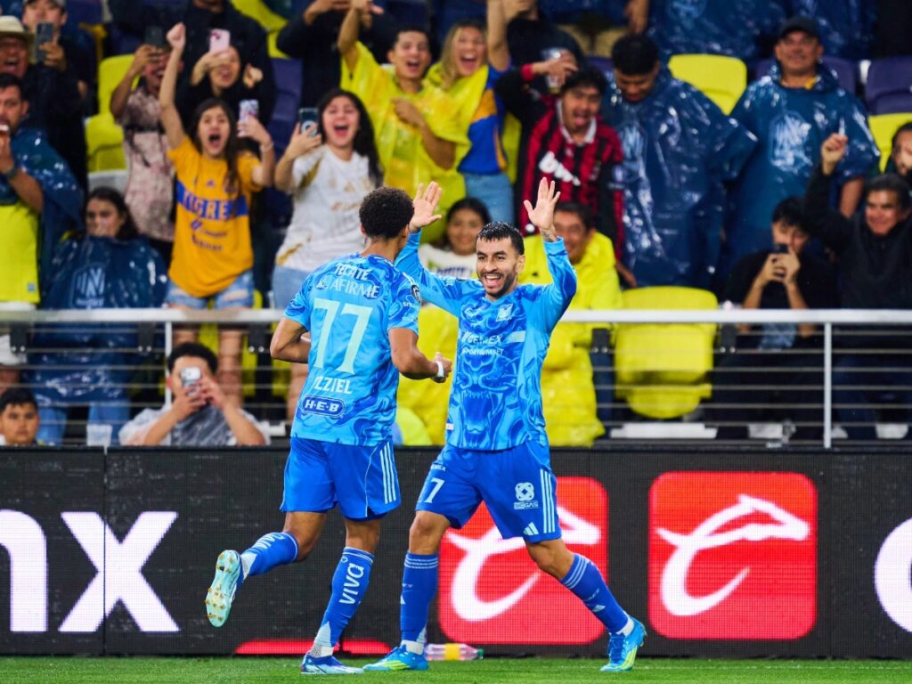 Ozziel Herrer celebrando el gol de Ángel Correa ante la afición