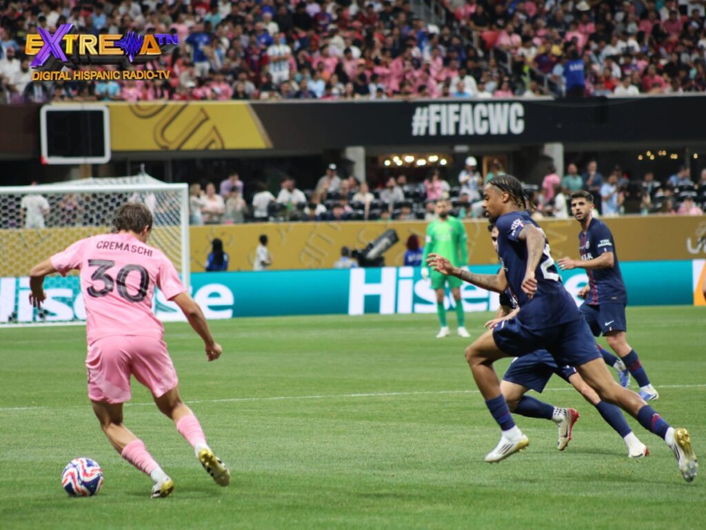 Cremaschi #30 del Inter Miami conduce el balón ante la presión del PSG en el Mercedes-Benz Stadium durante el Mundial de Clubes FIFA 2025