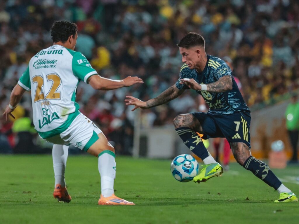 Jugador del Club América #7 en duelo con defensor de Santos Laguna #22 en el Estadio Corona durante el Clausura 2026