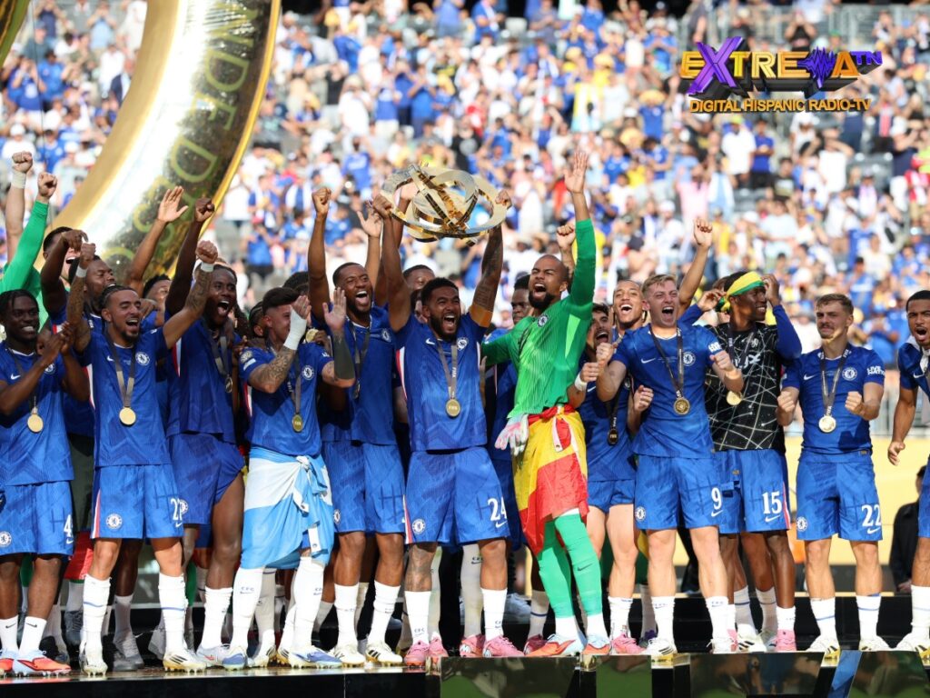 Plantilla del Chelsea celebra con el trofeo del Mundial de Clubes 2025