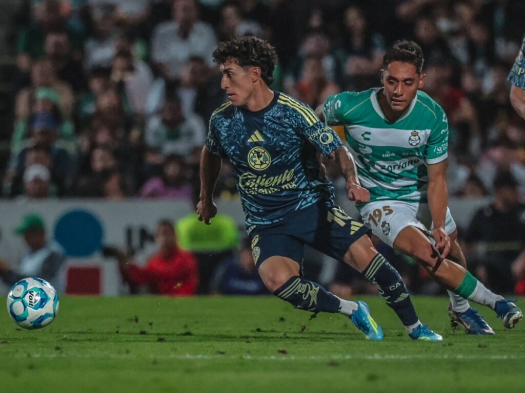 Alejandro Zendejas del Club América conduce el balón ante la presión de Santos Laguna en el Estadio Corona durante el Clausura 2026