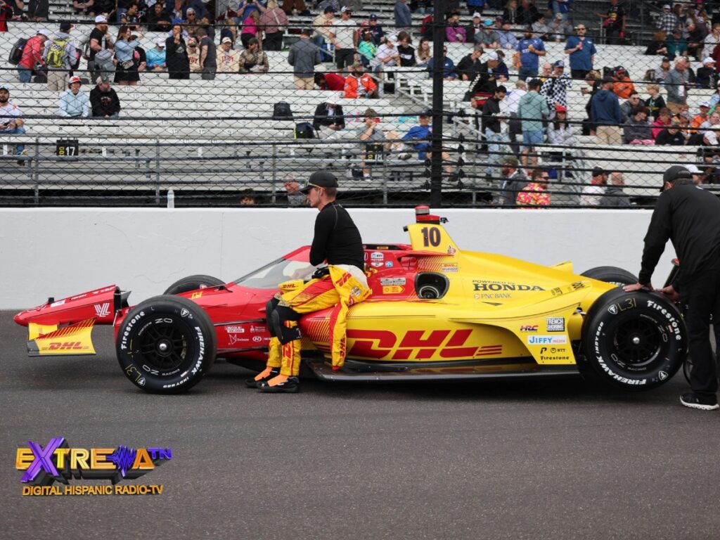 Monoplaza #10 DHL amarillo de Álex Palou siendo preparado en la pista del Indianapolis Motor Speedway antes de la Indy 500 2025
