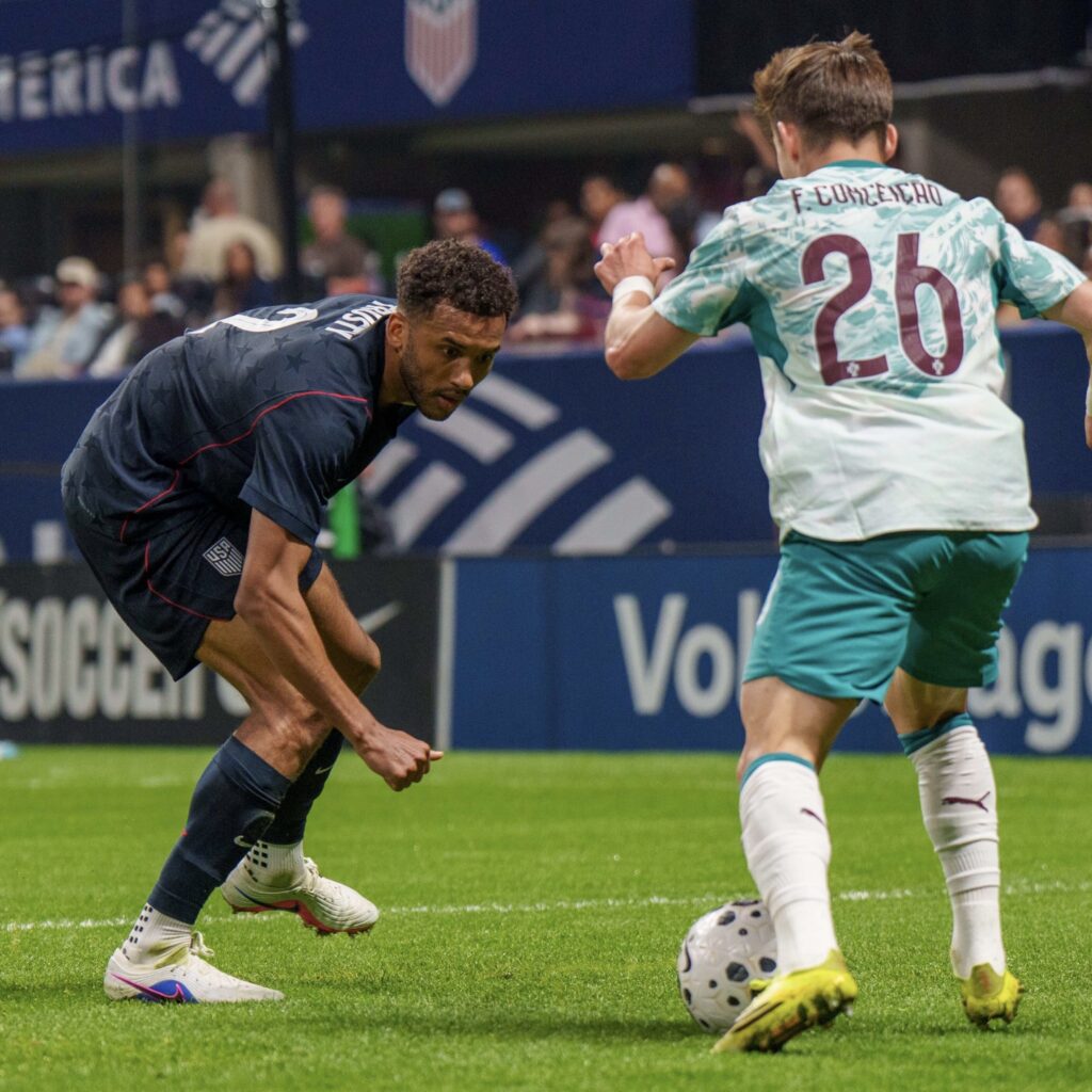 Jugador del USMNT disputa el balón con Francisco Conceição de Portugal en el Mercedes-Benz Stadium de Atlanta