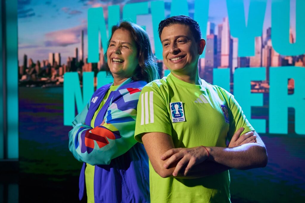Voluntarios de Nueva York / Nueva Jersey con el uniforme oficial del Mundial 2026