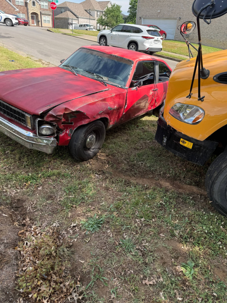 Vehículo con daños tras el choque ocurrido con un autobús escolar en Nashville.