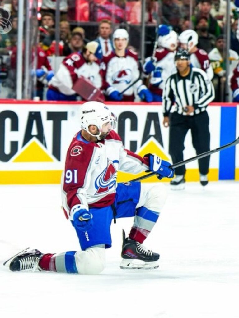 Nazem Kadr del Colorado Avalanche de rodillas en el hielo durante playoffs NHL