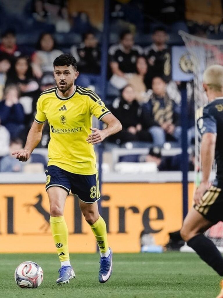 Patrick Yazbek Jugador de Nashville SC con el balón en el mediocampo durante el partido ante Philadelphia Union