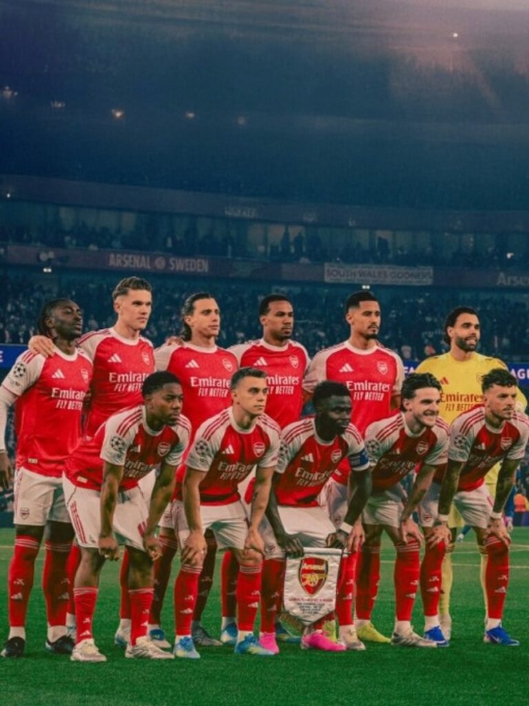 Plantilla titular del Arsenal posando antes del partido de semifinal ante Atlético de Madrid