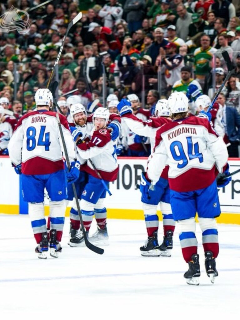 Jugadores del Colorado Avalanche celebrando en el hielo ante Minnesota Wild