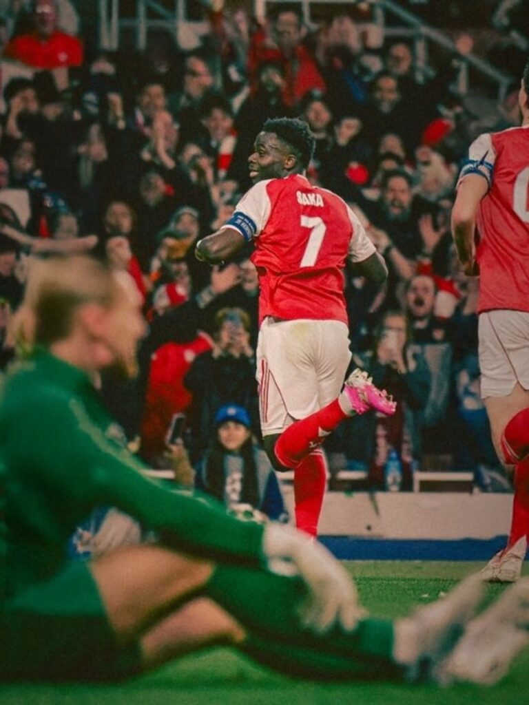 Bukayo Saka celebrando efusivamente tras marcar ante el Atlético de Madrid