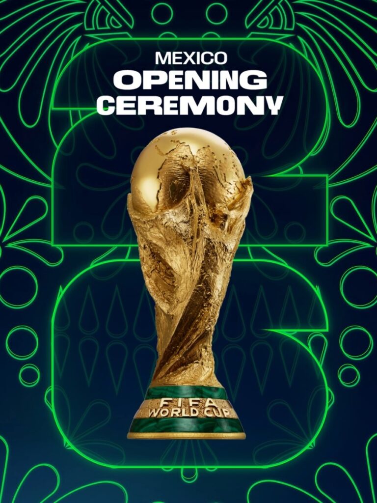 Trofeo de la Copa Mundial 2026 con el anuncio de la ceremonia inaugural en México