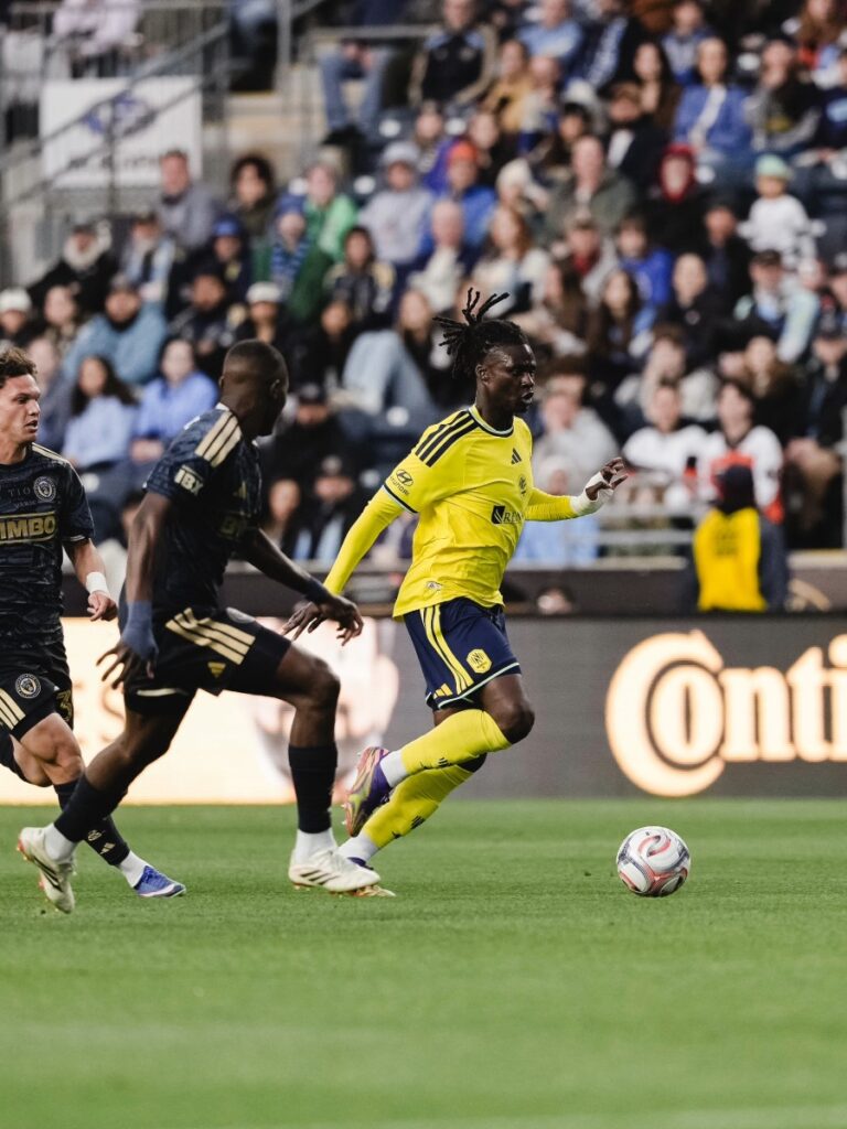 Pacius Jugador de Nashville SC avanzando con el balón ante la marca rival