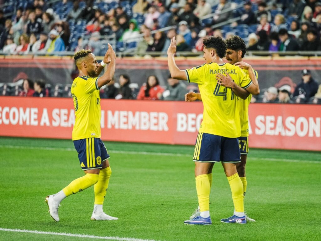 Warren Madrigal celebrando gol con compañeros en la victoria de Nashville SC ante New England Revolution